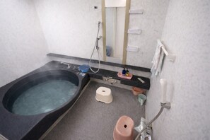 Combined shower/tub, jetted tub, hair dryer, slippers