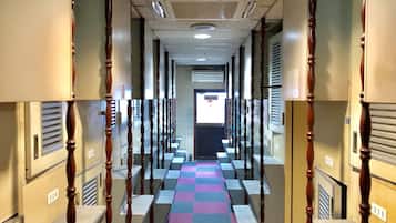 Cabin, Men only (Capsule Room) | 1 bilik tidur, peti besi dalam bilik, Wi-fi percuma, cadar katil