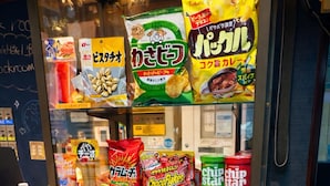 Un distributeur automatique rempli de diverses collations et boissons japonaises.
