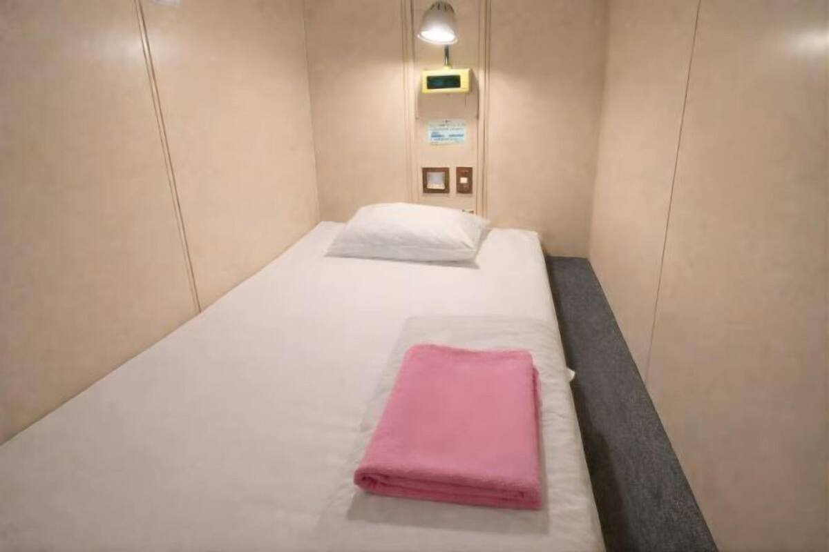 In-room safe, WiFi (free), bed sheets