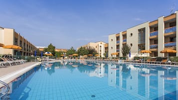 Seasonal outdoor pool, pool umbrellas, sun loungers