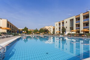 Seasonal outdoor pool, pool umbrellas, sun loungers - Villaggio Ginepri (Caorle)