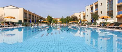 Piscina stagionale all'aperto, ombrelloni da piscina, lettini