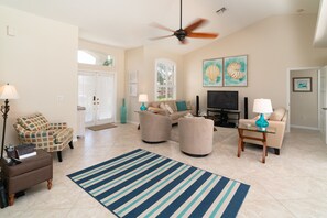 TV connectée, lecteur de DVD, jouets, livres