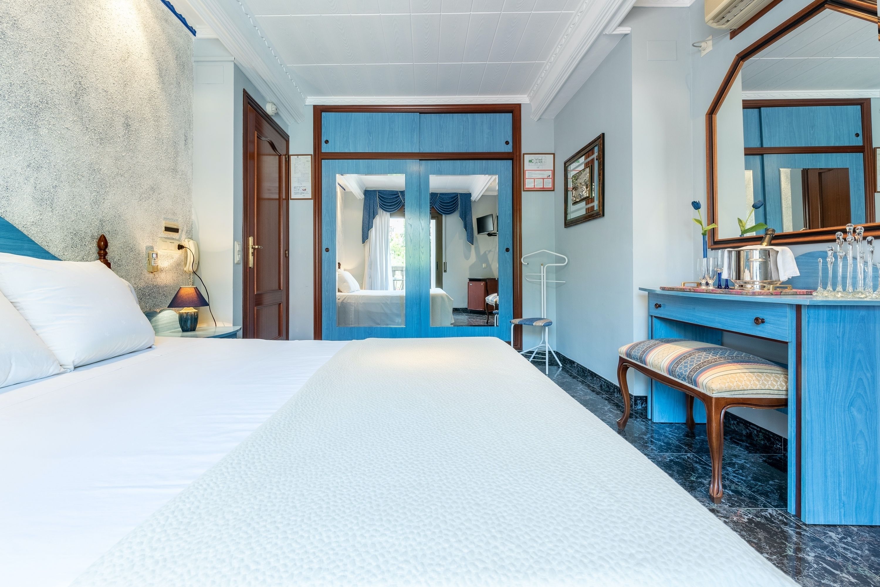 junior suite | 1 bedroom, desk, iron/ironing board, free wifi