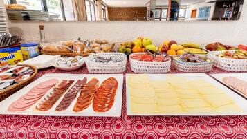 Tägliches Frühstücksbuffet gegen Gebühr