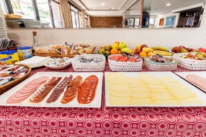 朝食 (ビュッフェ)、毎日提供 (有料)
