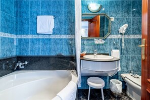 Een bureau, een strijkplank/strijkijzer, gratis wifi, beddengoed