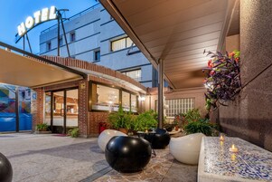 住宿正面 - 傍晚/夜晚