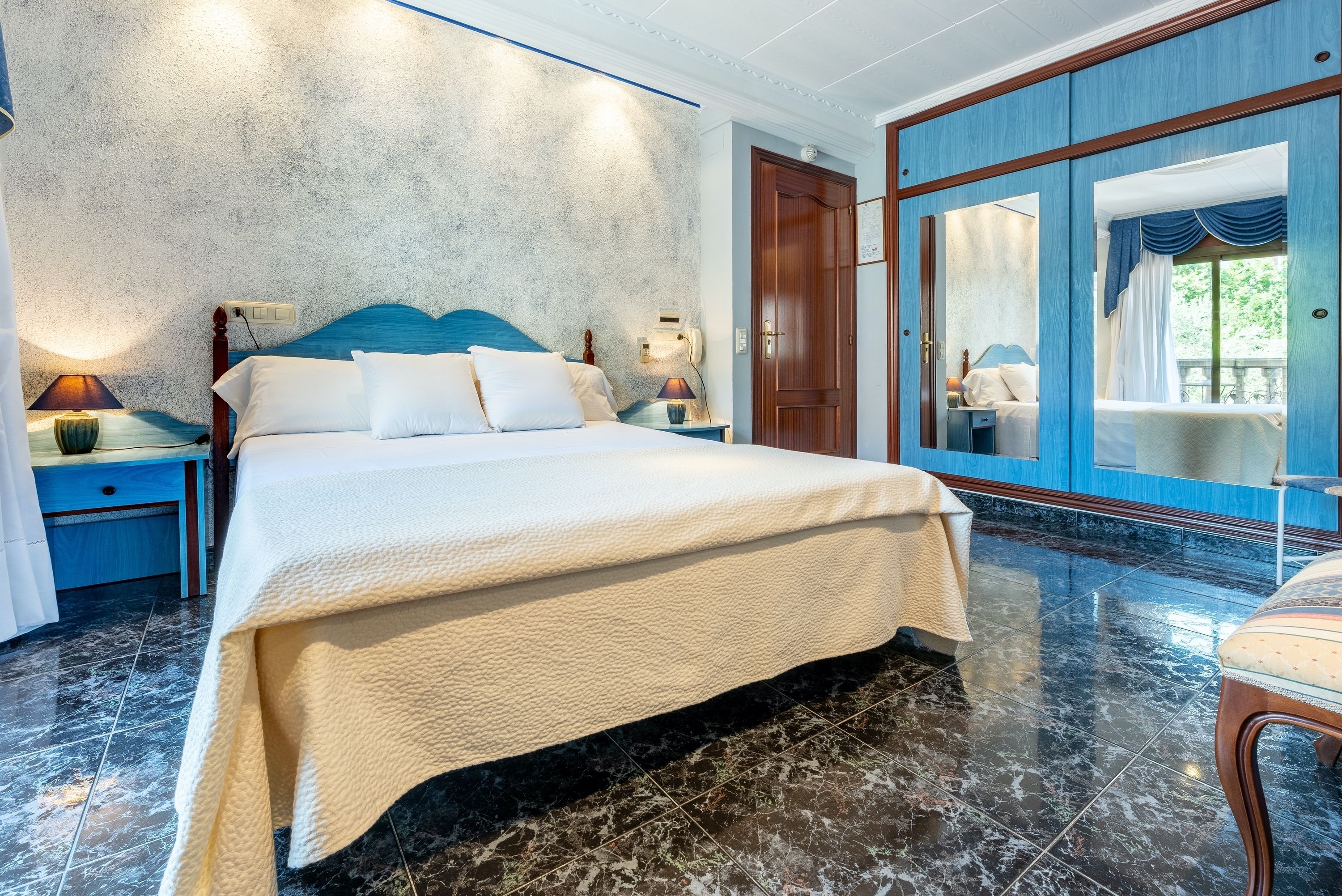 junior suite | 1 bedroom, desk, iron/ironing board, free wifi