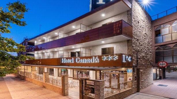 A hotel with a prominent 'H' sign, a balcony, and a sign indicating a 2.8m height limit. - Hotel Canadá (Tarragona)