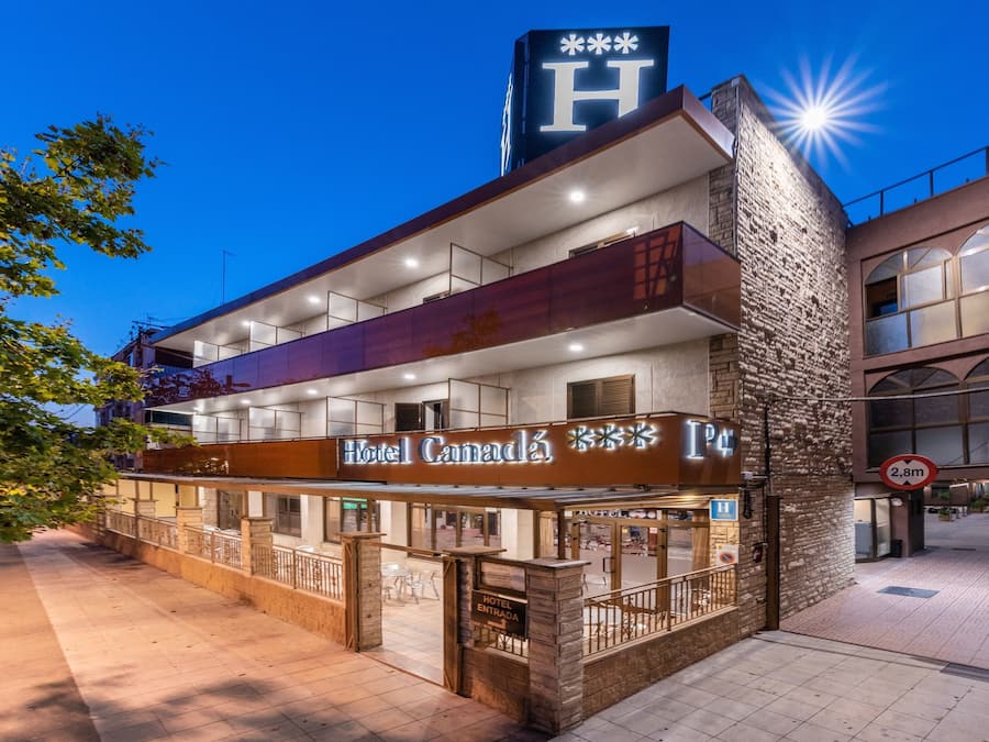 Voorkant accommodatie - avond/nacht