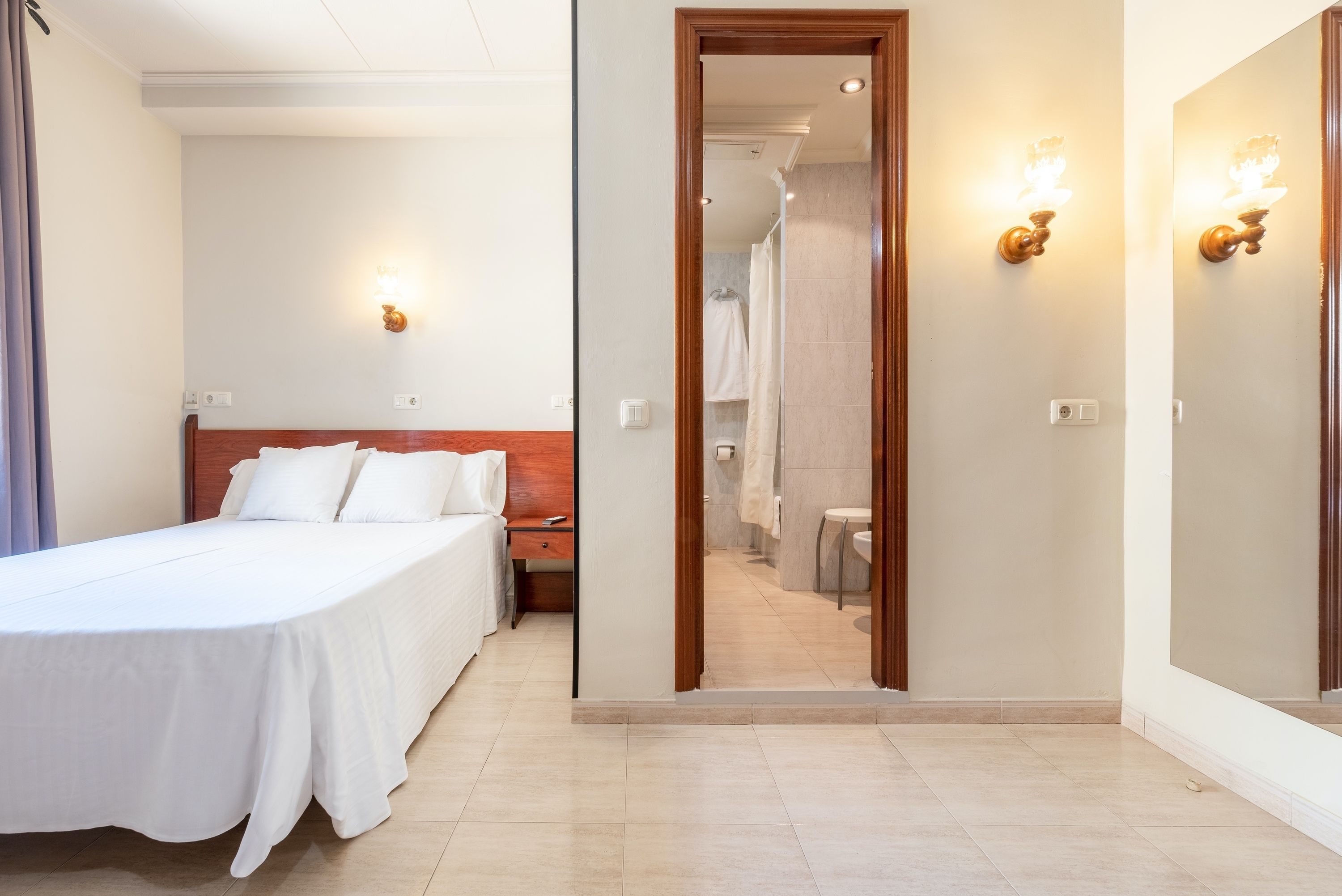 standard double room | 1 bedroom, desk, iron/ironing board, free wifi