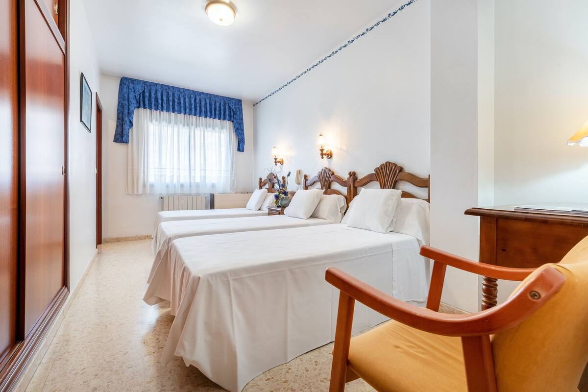 Triple Room | Desk, iron/ironing board (on request), WiFi (free), bed sheets