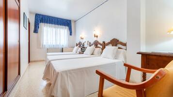 Kamar Triple | Meja kerja, setrika/meja setrika, Wi-Fi gratis, dan seprai linen