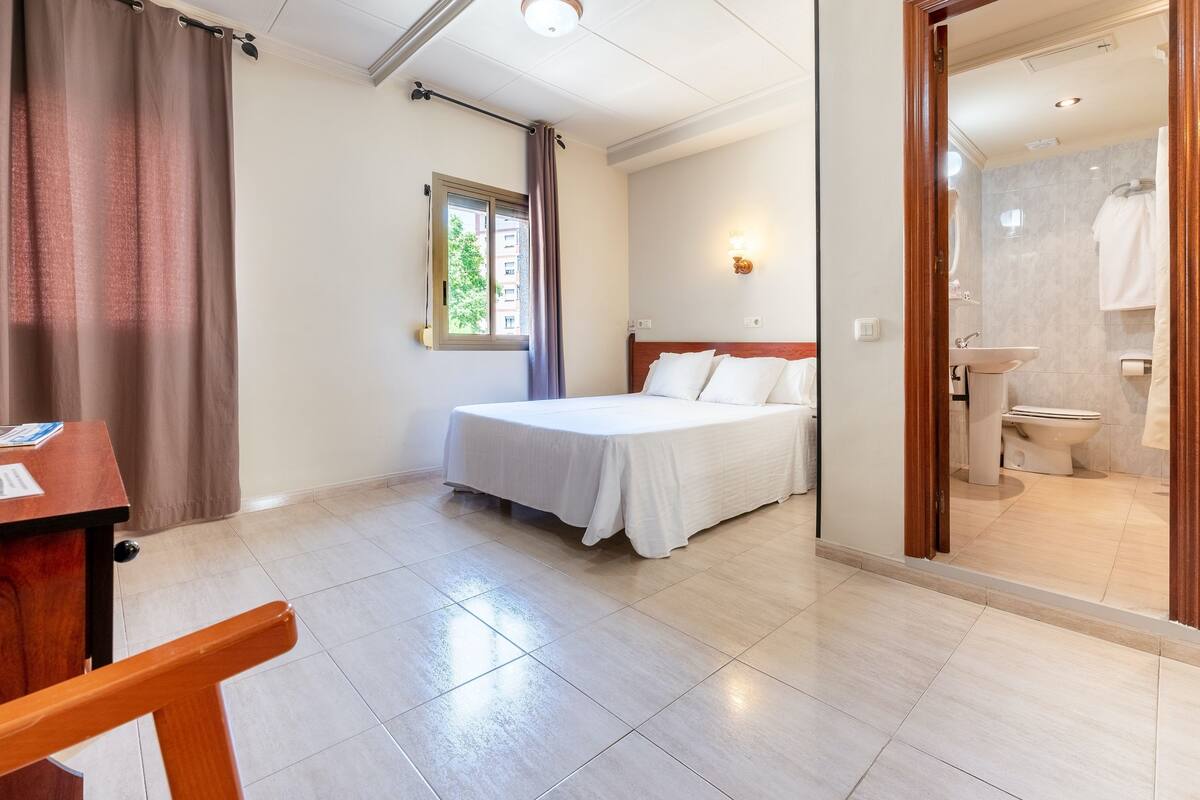 Standard Double Room | Desk, iron/ironing board (on request), WiFi (free), bed sheets