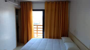 Quarto superior | Frigobar, cortinas blackout, Wi-Fi de cortesia, roupa de cama