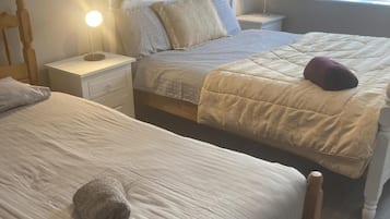 4 bedrooms, iron/ironing board, free WiFi, bed sheets