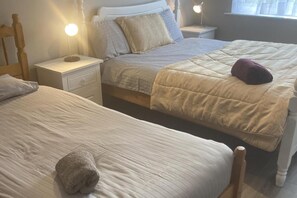 4 bedrooms, iron/ironing board, free WiFi, bed sheets - Home From Home, Tralee. Ideal Location (Tralee)