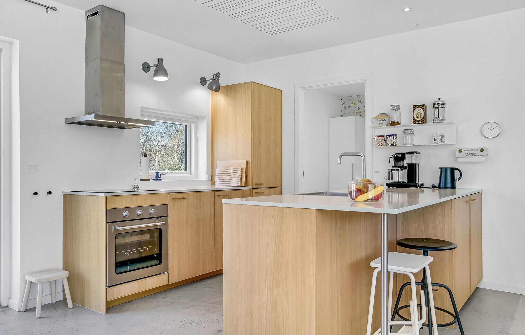 Réfrigérateur, plaque de cuisson, lave-vaisselle, cafetière/bouilloire