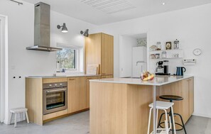 Refrigerador, parrilla de estufa, lavavajillas y cafetera y tetera 