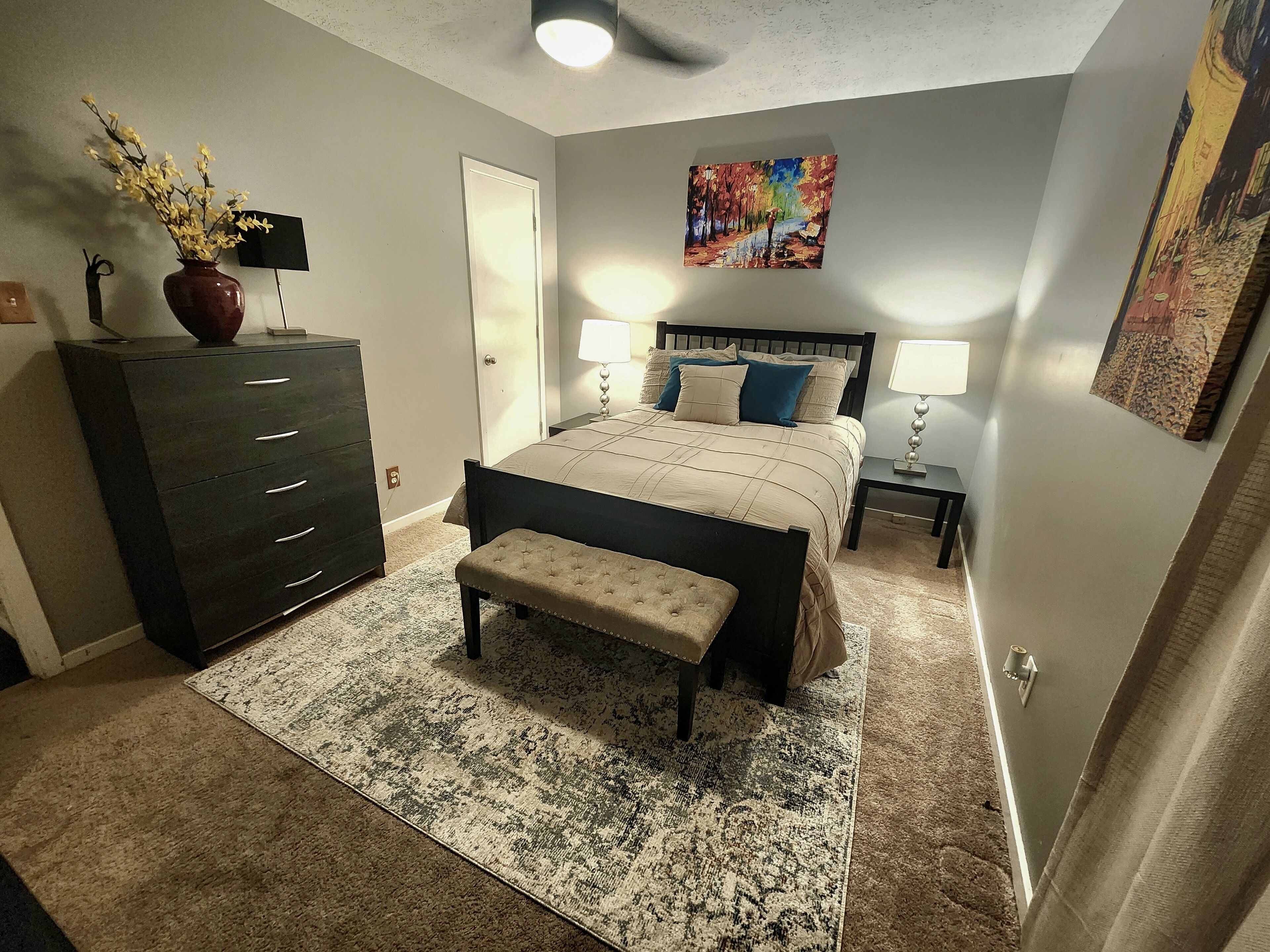 2 chambres, coffres-forts dans les chambres, bureau