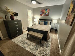 2 habitaciones, caja de seguridad en la habitación y escritorio