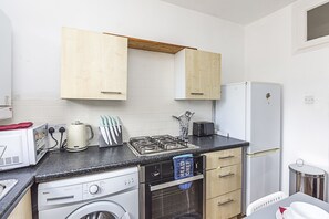 Apartamento, 2 quartos | Cozinha privada | Geladeira, micro-ondas, fogão, cooktop