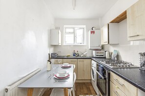 Apartment, 2 Bedrooms | In-room dining - Modern City Apartment Aldgate (London)