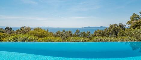 Een buitenzwembad en een verwarmd zwembad