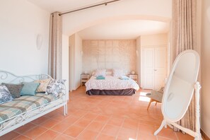 3 chambres, fer et planche à repasser, accès au Wi-Fi (inclus)