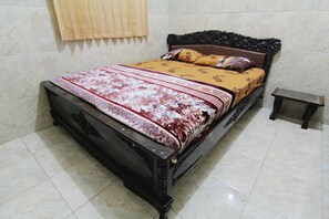 Desk, free WiFi, bed sheets - Wanderlust (Yogyakarta)