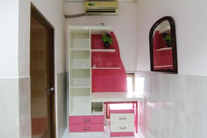 Desk, free WiFi, bed sheets - Wanderlust (Yogyakarta)