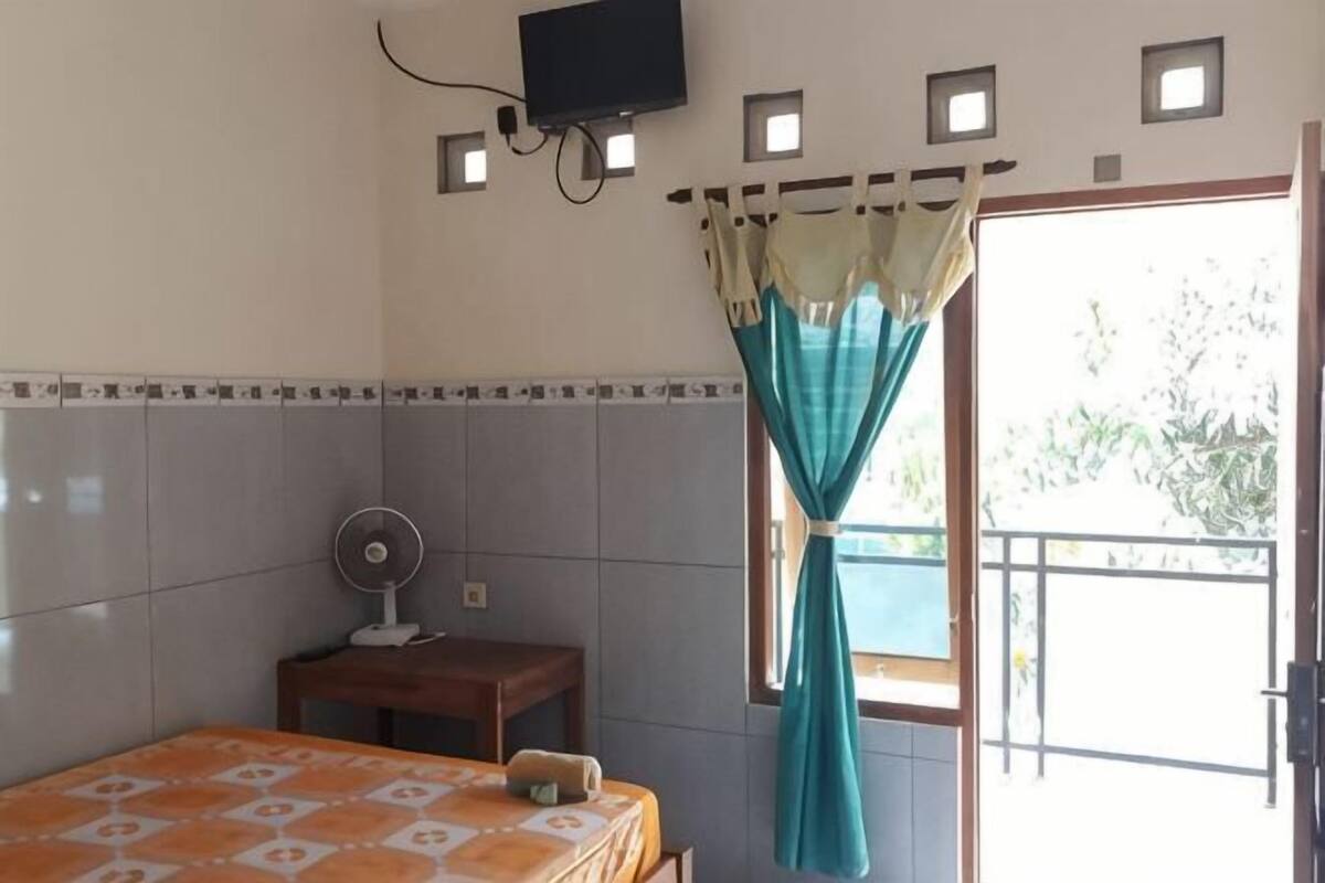Desk, WiFi (free), bed sheets
