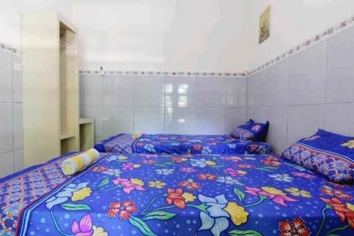 Desk, free WiFi, bed sheets