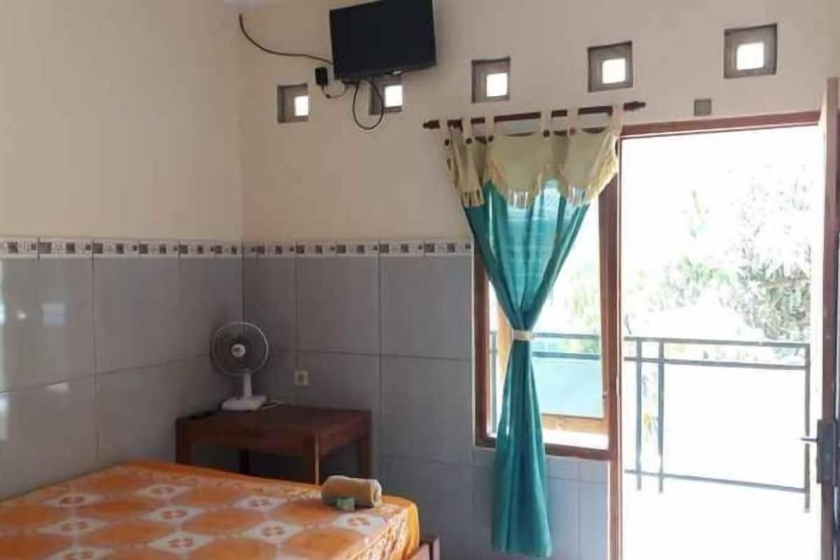 Desk, free WiFi, bed sheets