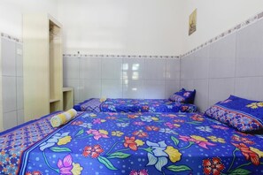 Desk, free WiFi, bed sheets - Losmen Alden (Parangtritis)