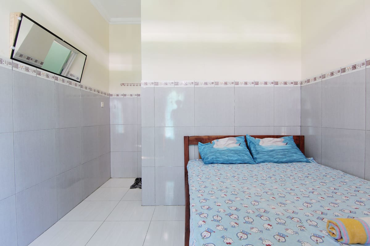 Desk, WiFi (free), bed sheets