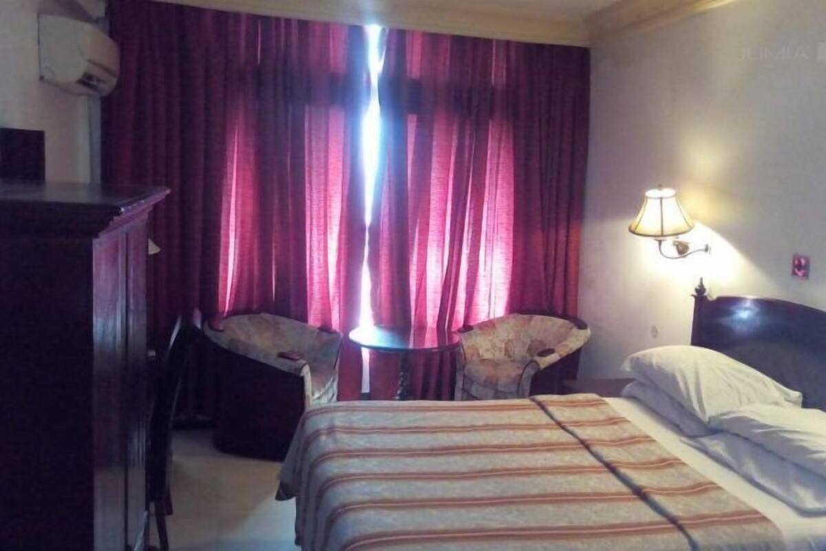 办公桌、笔记本电脑工作区、免费 WiFi、特色装修