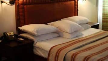 Trang trí khác biệt, trang bị nội thất với thiết kế riêng biệt, bàn