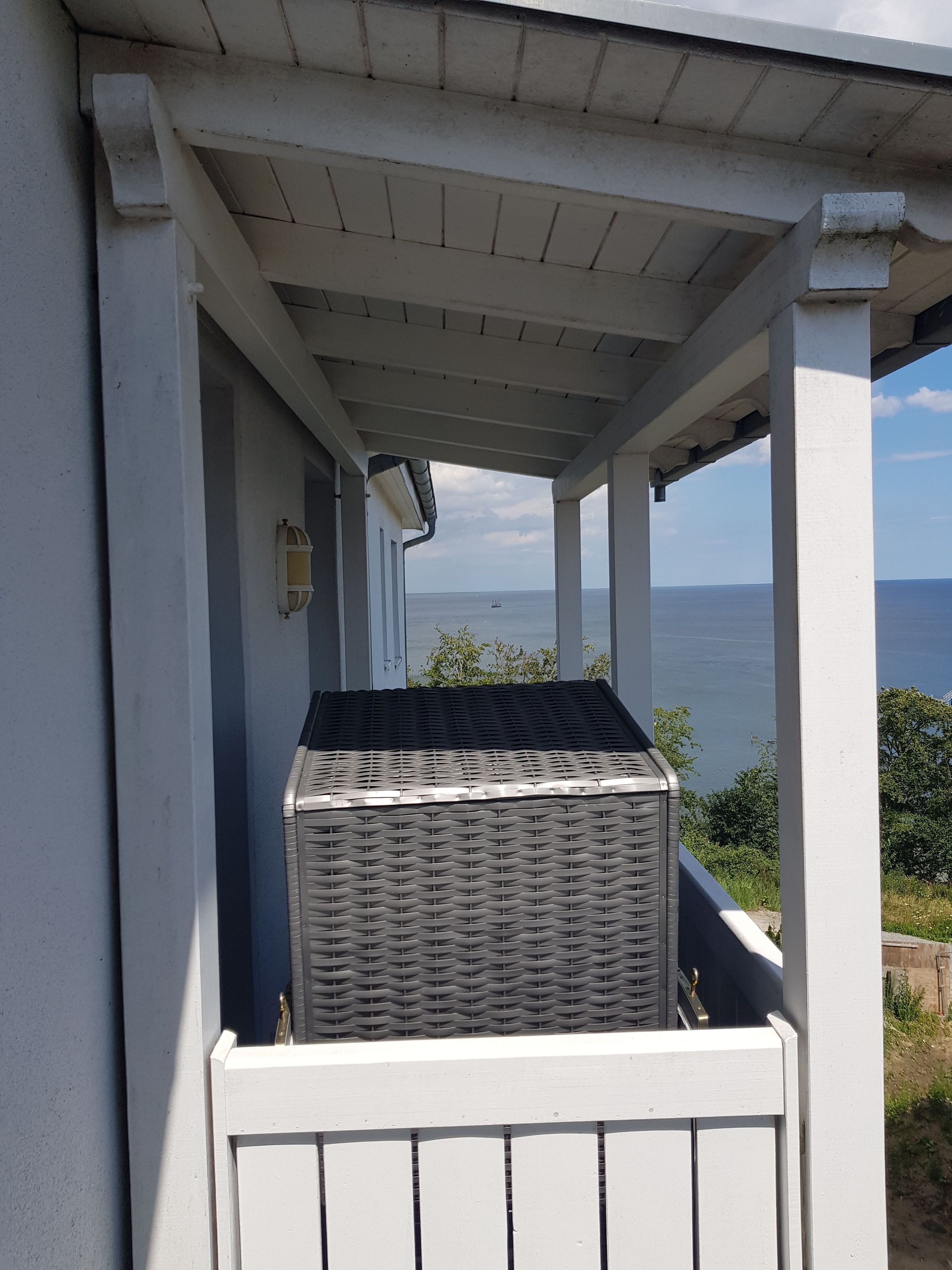 Une véranda couverte avec vue sur la mer.
