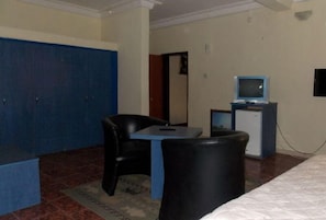 Premium Room | Minibar, individually decorated, individually furnished, desk