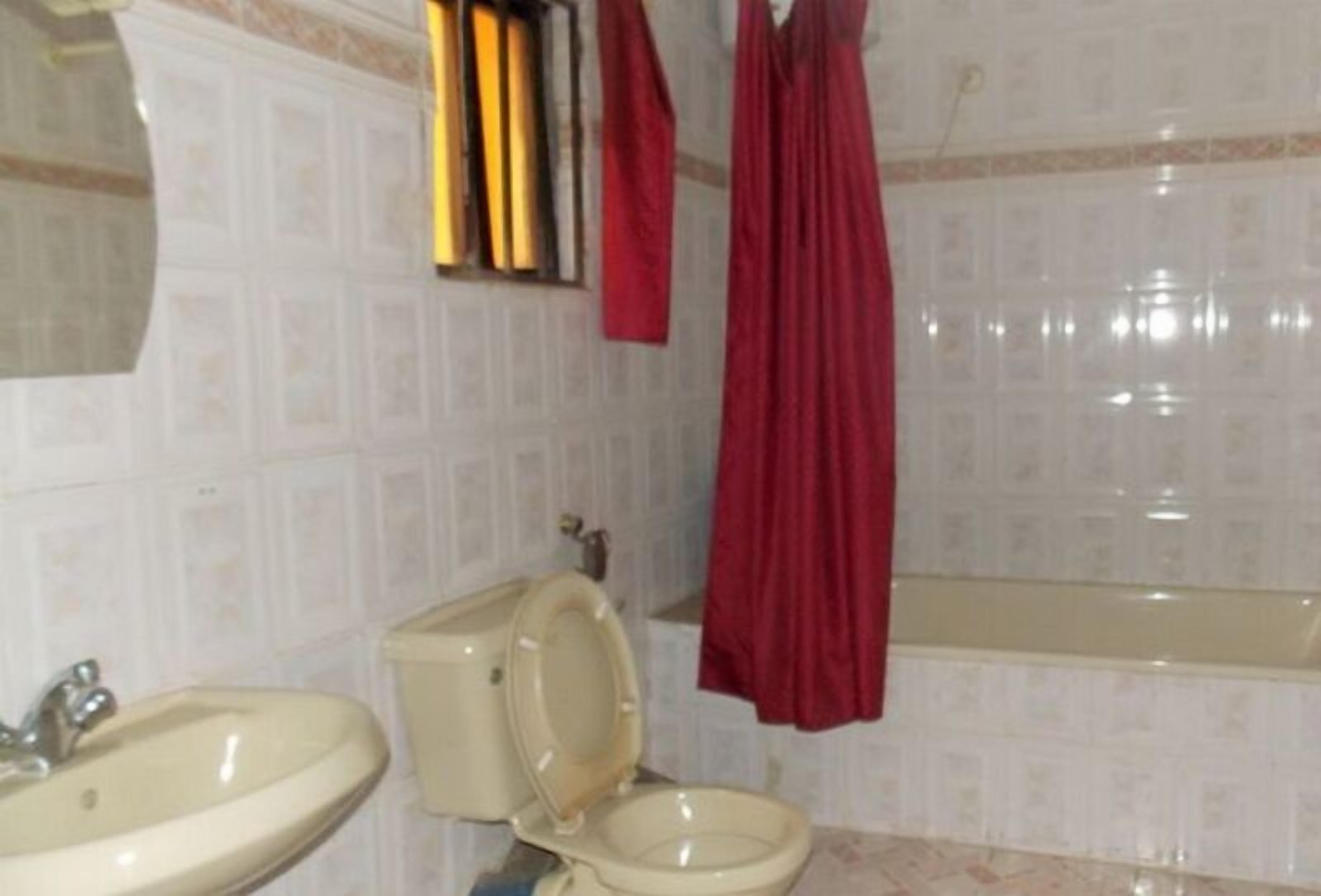 Un baño con lavamanos, inodoro y bañera.