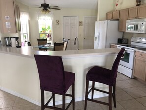 Køleskab, mikrobølgeovn, ovn, kogeplade