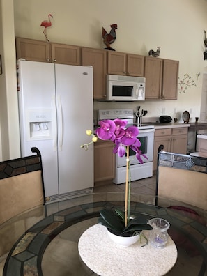 Fridge, microwave, oven, stovetop - Robin's Nest- Orlando Villa Vacation Rental. (Clermont)