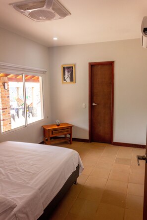 Standard Room | Blackout drapes, iron/ironing board, free WiFi, bed sheets - Hostal  Aurora - Hostel (Santa Marta)