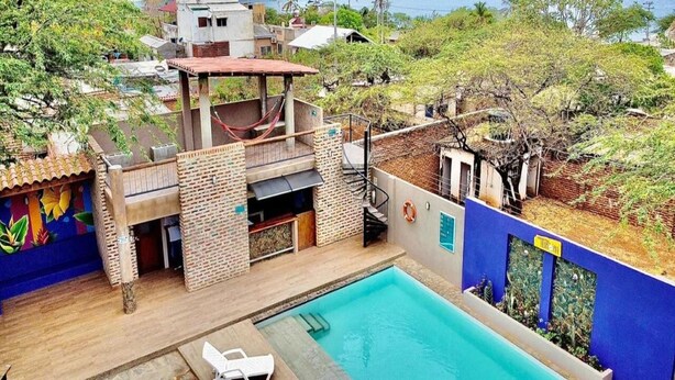 A rooftop pool with a view of the surrounding landscape. - Hostal  Aurora - Hostel (Santa Marta)