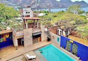 A rooftop pool with a view of the surrounding landscape. - Hostal  Aurora - Hostel (Santa Marta)