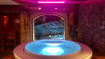 Indoor spa tub