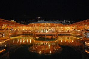 Bar junto a la piscina